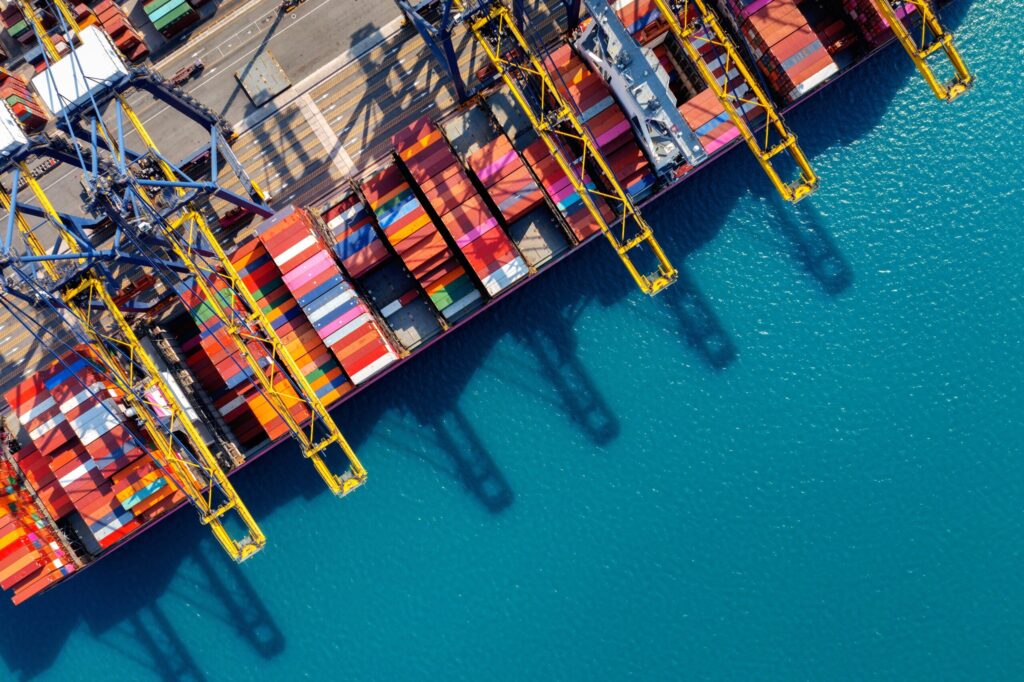 vista-aerea-della-nave-da-carico-e-del-container-nel-porto-scaled.jpg